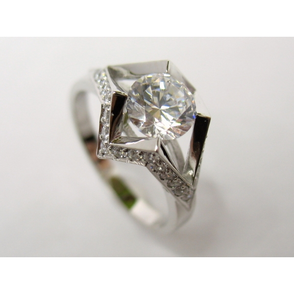 Luxusní prsten s velkým zirkonem