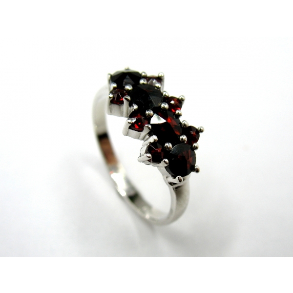 prsten s českými granáty