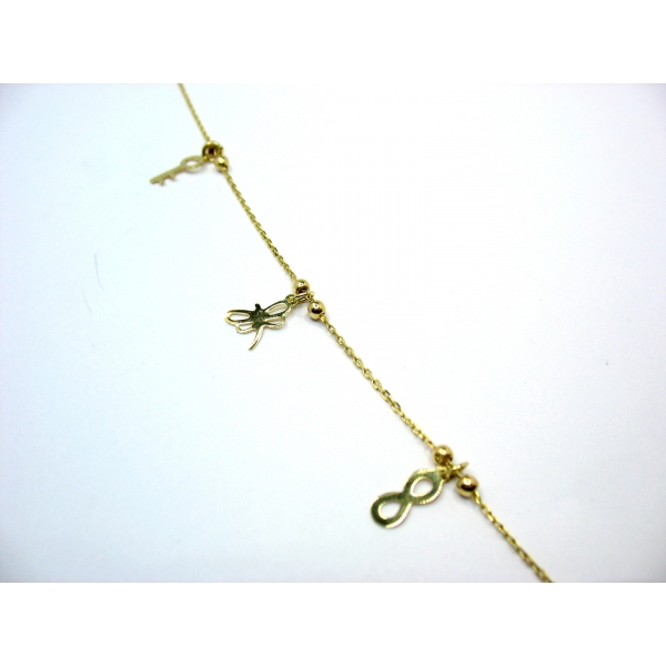 zlatý náramek s ozdobami