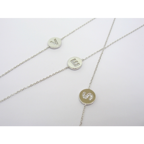 náramek s písmenem