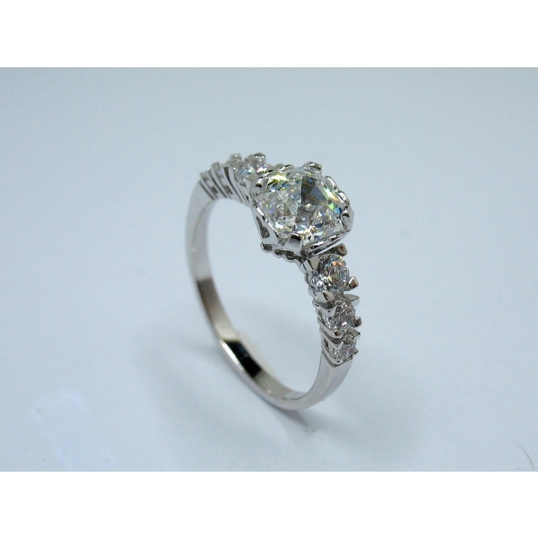 PRSTEN S BÍLÝMI KAMENY 101