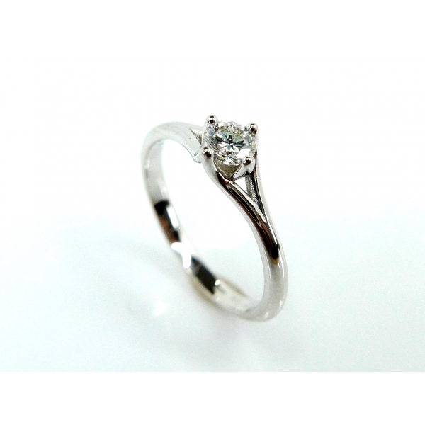 zásnubní prsten s dia