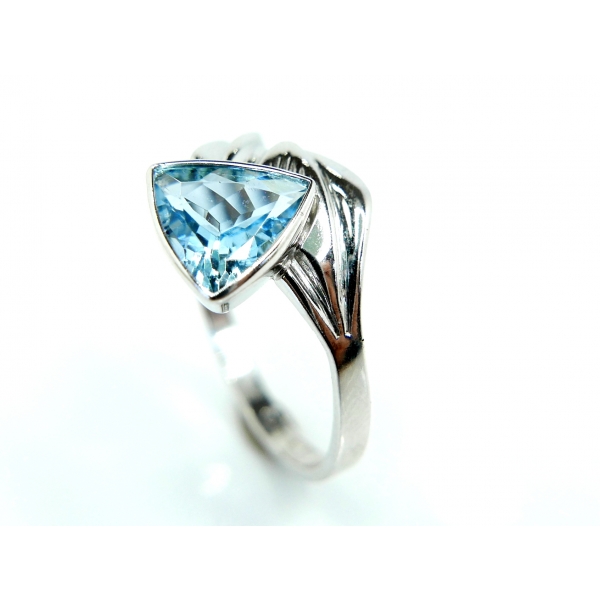 zlatý prsten akvamarín b-26571